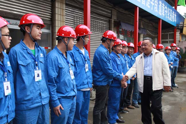 中國五冶集團(tuán)董事長、黨委書記程并強(qiáng)與項(xiàng)目部員工親切握手致意，祝大家節(jié)日快樂。